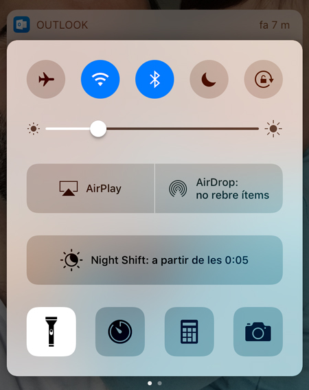 Iconos interactivos en el centro de control de un iPhone (iOS)