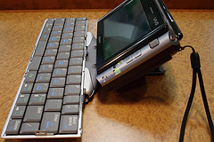Teclado Bluetooth conectado a un ordenador de bolsillo